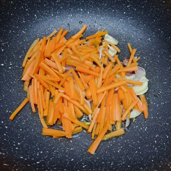Masukkan wortel, kemudian tumis sampai ½ matang.