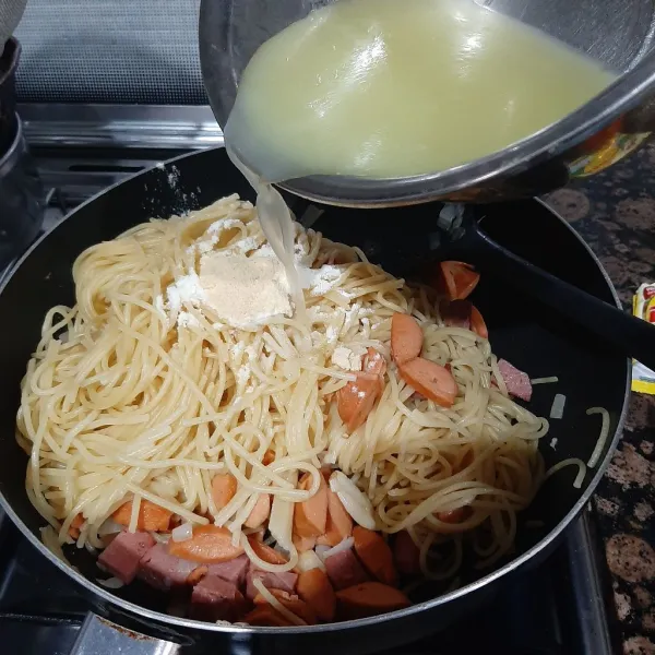 Tambahkan air sisa rebusan spagheti dan aduk hingga rata, jika suka lebih asin tambahkan garam aduk rata lagi. Siapkan di piring saji.
