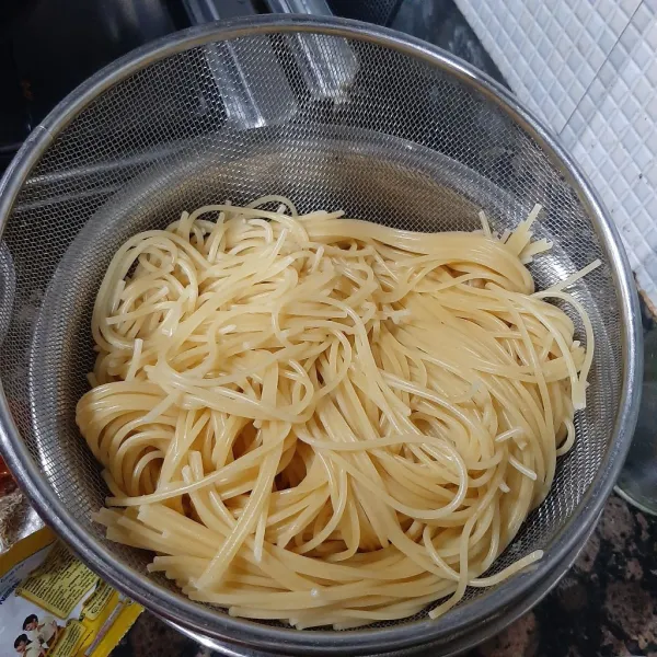 Rebus dan tiriskan spagheti sisakan air nya sekitar 100 -150 ml.