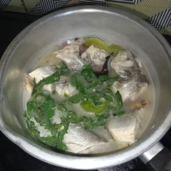 Menjelang matang masukkan daun kemangi dan aduk perlahan. Cicipi rasanya dan jika sudah pas siap untuk disajikan.