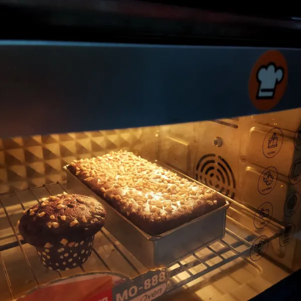 Tuang ke dalam loyang. Beri topping sesuai selera. Panggang sampai brownies matang. Sesuaikan oven.