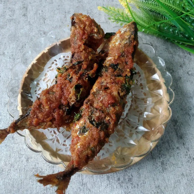 Ikan kembung masak woku dengan nasi putih