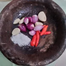 Haluskan bawang merah, bawang putih, cabai, garam.