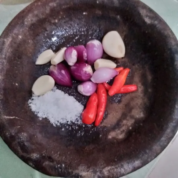 Haluskan bawang merah, bawang putih, cabai, garam.