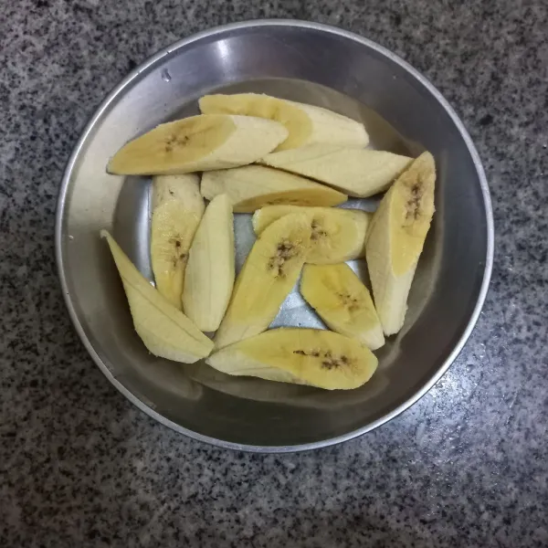 Kupas dan potong-potong pisang, sisihkan.