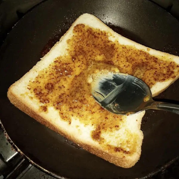 Oles bagian atas roti dengan mentega, ratakan.