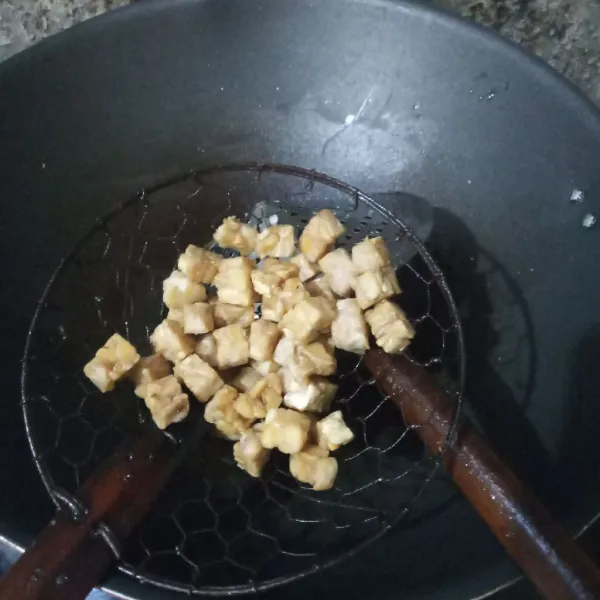 Goreng tempe setengah matang, angkat dan tiriskan.