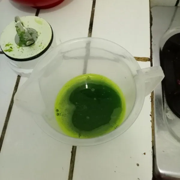 Blender daun pandan dan air sampai halus, kemudian saring dan sisihkan.