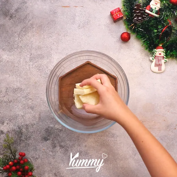 Di dalam mangkuk rendam roti tawar dengan susu lalu hancurkan dengan spatula. Kemudian tambahkan daging giling, daging luncheon, garam, lada, pala bubuk, kaldu ayam bubuk, kecap inggris, kecap asin lalu aduk hingga rata.