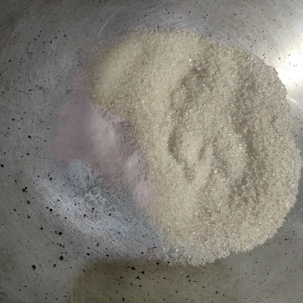 Campurkan agar-agar, gula pasir, dan garam, lalu aduk rata.