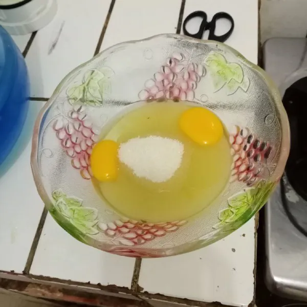 Kocok telur dan gula pasir hingga larut.