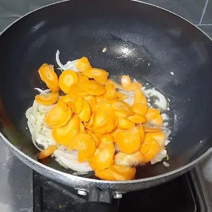 Masukkan wortel dan air, masak 1/2 matang.
