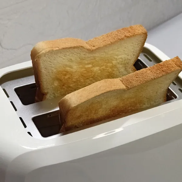 Toast roti tawar.