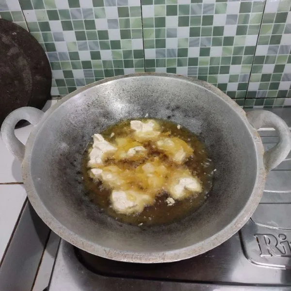Kemudian goreng dalam minyak panas dengan api sedang. Jika sudah berwarna kekuningan, segera angkat dan tiriskan minyaknya.