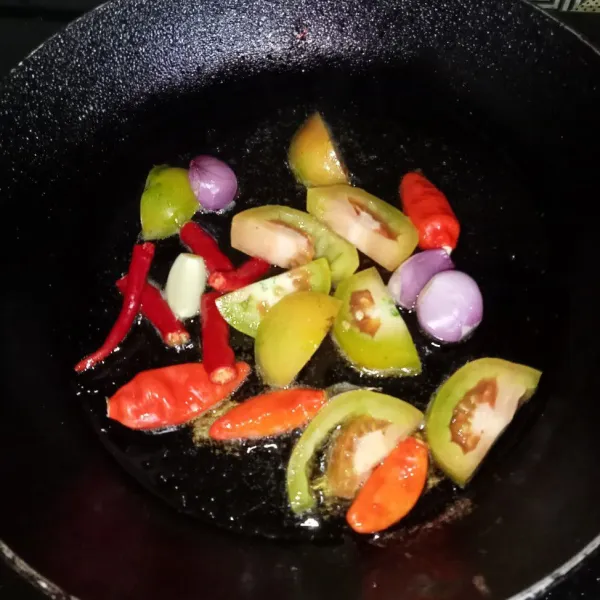 Goreng cabai, tomat, bawang merah, dan bawang putih sampai layu.