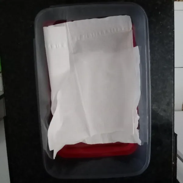 Siapkan food container yg bersih dan kering. Lapisi bagian dalamnya dengan tisu.