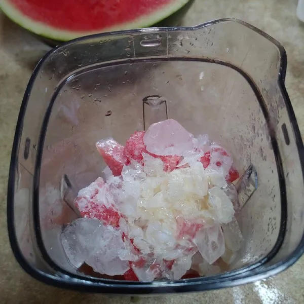 Masukan buah semangka, krimer kental manis, susu uht dan es batu.