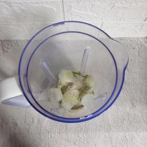 Tuang bubuk teh hijau dan gula pasir ke dalam blender.