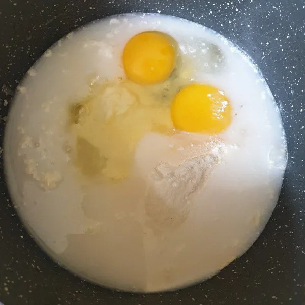 Dalam pan anti lengket campur telur, air, gula pasir, maizena, pasta vanilla dan fibercream aduk rata, sampai tidak ada yang bergerindil.