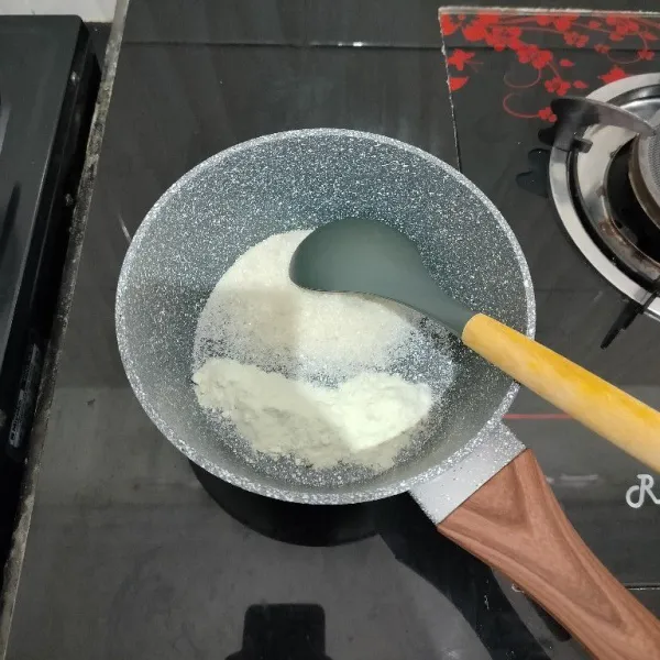 Masukkan tepung agar-agar dan gula pasir ke dalam panci, aduk rata.
