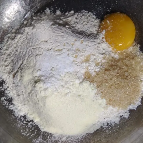 Dalam bowl, aduk hingga rata tepung, whip cream bubuk, telur, dan gula pasir.