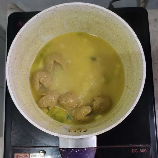 Rebus hingga bakso mengembang. Kemudian matikan api.