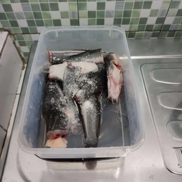 Cuci bersih ikan lele, potong-potong sesuai selera. Lumuri ikan lele dengan air perasan jeruk nipis dan garam kemudian remas-remas, diamkan 15 menit kemudian bilas hingga bersih.