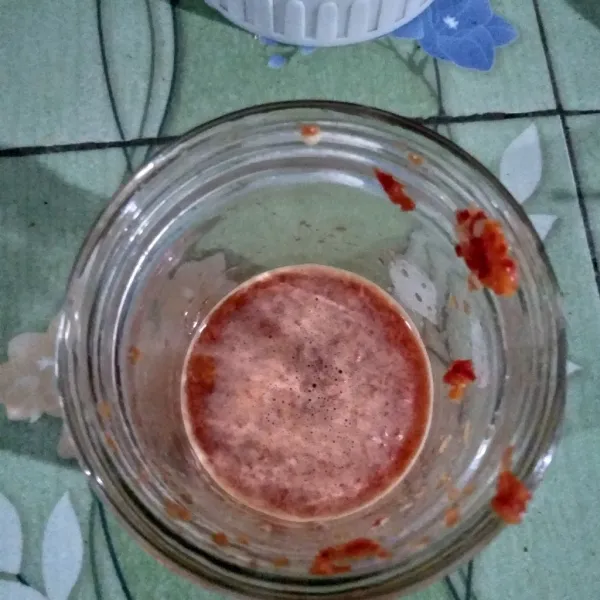 Haluskan bumbu dengan di blender.