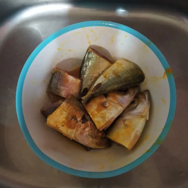 Cuci ikan kembung lalu marinasi dengan jeruk nipis, kunyit dan garam.