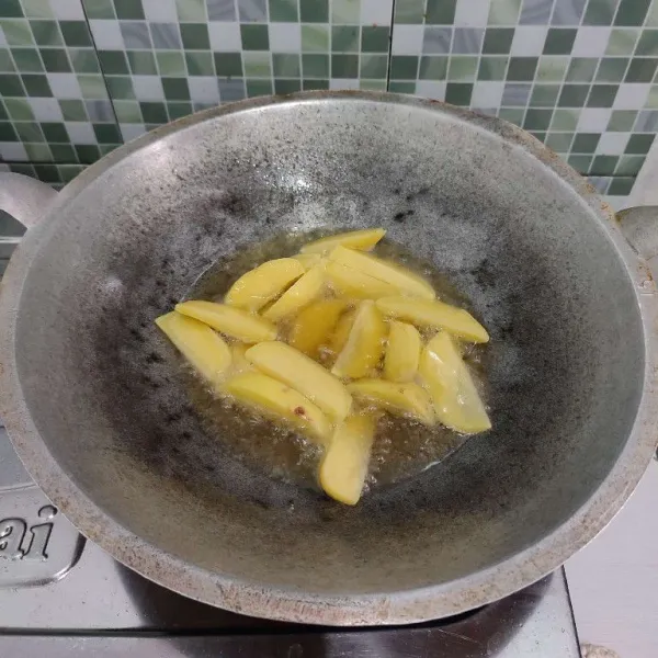 Panaskan minyak goreng kemudian goreng kentang hingga empuk dan matang lalu tiriskan.