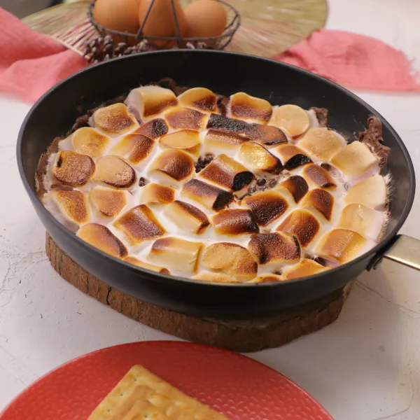 Sajikan dengan biskuit cracker.