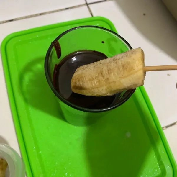 Celupkan pisang satu persatu ke dalam cokelat,