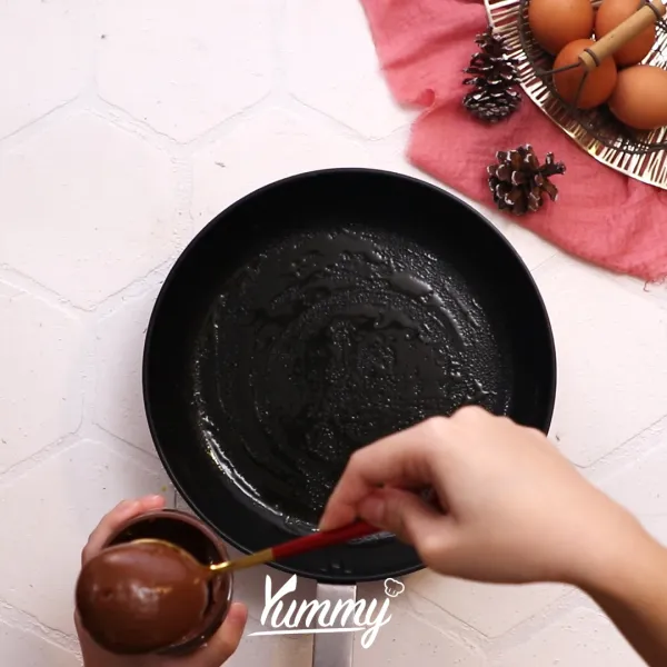 Tuang selai nutella secara merata.