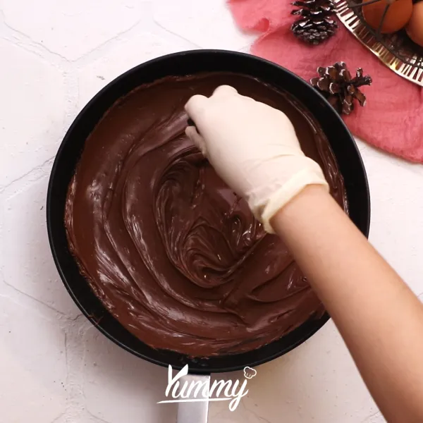 Beri chocolate chips secara merata, kemudian tata marshmallow secara merata juga.