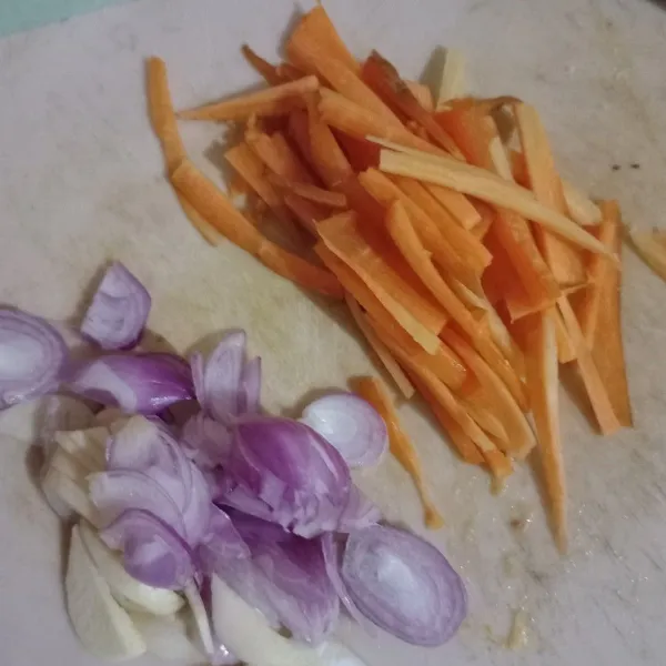 Iris bawang dan wortel, sisihkan.