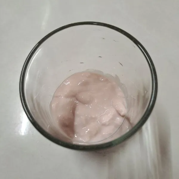 Ambil gelas saji, beri ½ bagian yogurt.