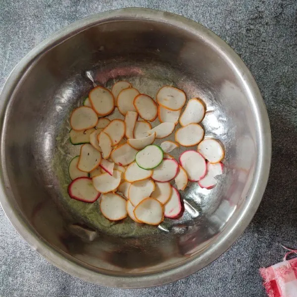 Siapkan kerupuk bawang yang sudah di jemur.