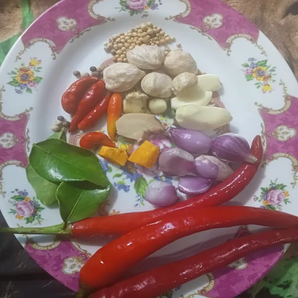 Siapkan bumbunya, bawang merah, bawang putih, kemiri, ketumbar, kunyit, cabe besar,daun jeruk dan sere