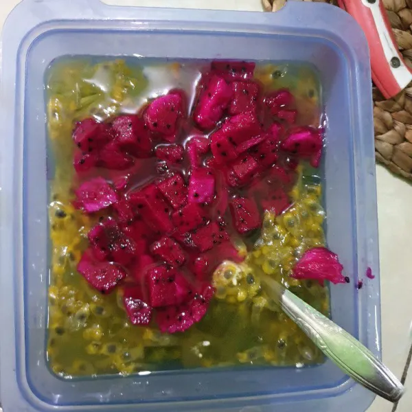 Tambahkan potongan buah naga, jelly dan sisa air. Aduk rata, tambahkan es batu dan siap disajikan.