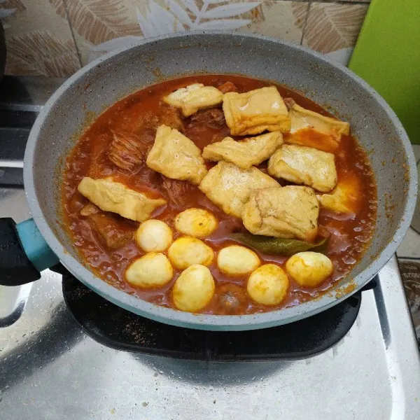 Masak sampai daging empuk. Masukkan tahu dan telur puyuh.