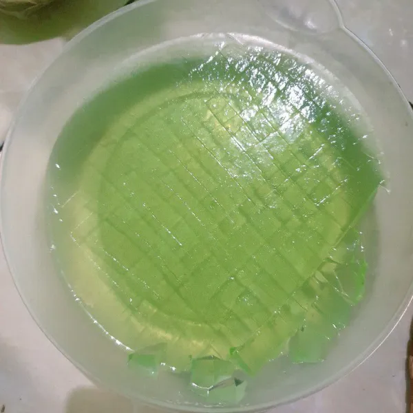 Angkat dan pindahkan jelly dalam wadah. Diamkan sampai suhu ruang lalu potong dadu.