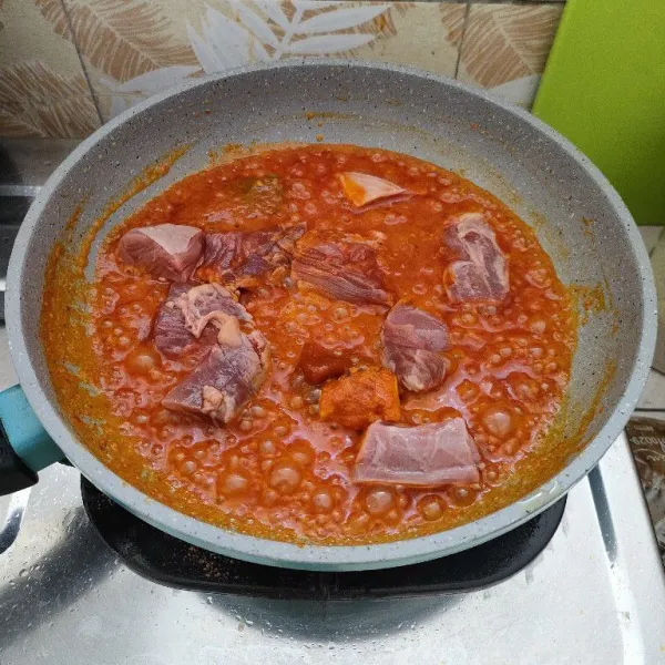 Masukkan irisan daging, aduk sampai berubah warna. Tambahkan air, garam, lada bubuk, kaldu bubuk, gula pasir, asam kandis, dan kecap manis.