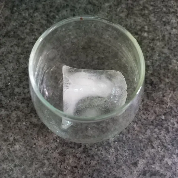 Siapkan es batu dalam gelas saji.