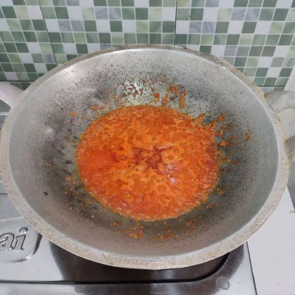 Tumis bumbu balado dengan sisa minyak menggoreng ikan lele dan kentang, tambahkan minyaknya jika dirasa kurang. Aduk rata. Masak dengan api sedang saja.