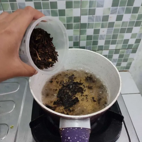 Didihkan air, kemudian masukkan teh melati. Rebus hingga teh berwarna pekat.