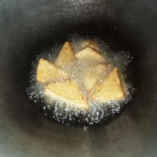 Goreng tahu sampai matang, angkat dan tiriskan.