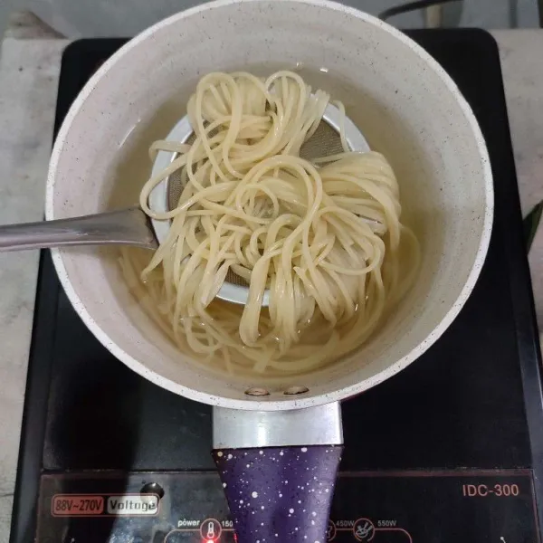 Rebus spaghetti hingga aldente. Kemudian tiriskan.