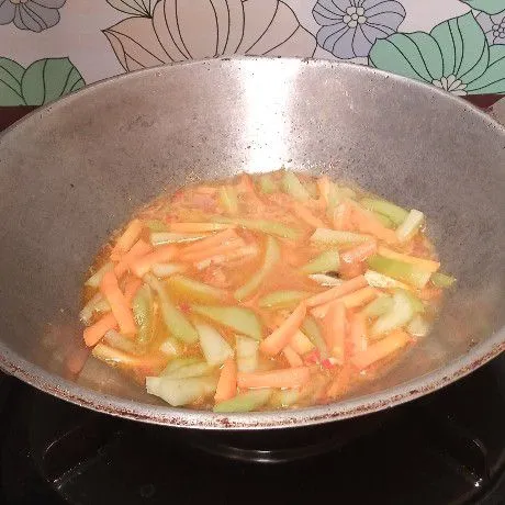 Tuang secukupnya air. Masukkan sayuran. Aduk-aduk hingga tercampur rata. Masak sampai sayur matang.