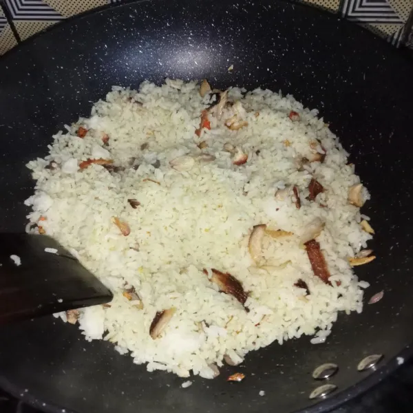 Lalu masukkan nasi putih dan aduk-aduk sampai merata.