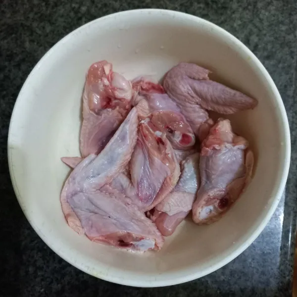 Siapkan sayap ayam yang telah dibersihkan, potong menjadi 2 bagian.